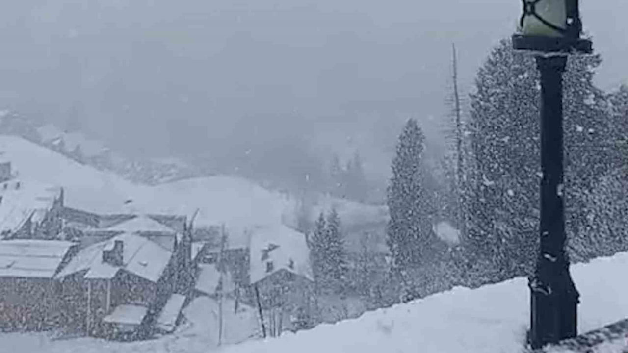 NİSAN AYINDA YAĞAN KARLA BİRLİKTE BEYAZA BÜRÜNEN AYDER YAYLASI’NDA ORTAYA ÇIKAN KARLI MANZARALAR...