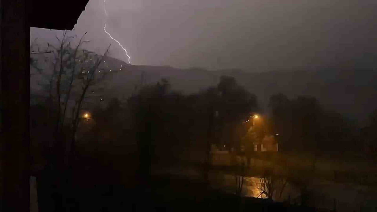 NİSAN AYININ İLK GÜNLERİNDE BARTIN'DA KIŞ GERİ DÖNDÜ. ULUS İLÇE MERKEZİNDE ÇAKAN ŞİMŞEKLER GECEYİ...