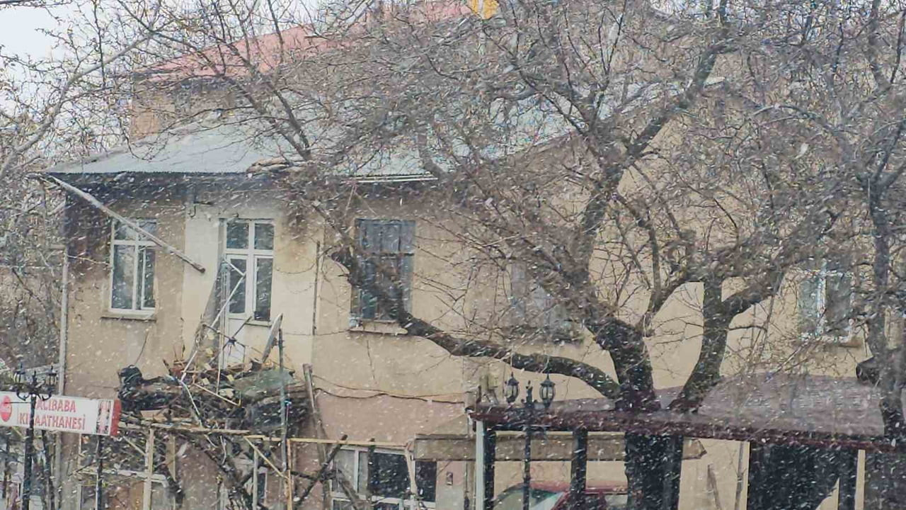 NİSAN’DA KAR SÜRPRİZİ: TARİHİ HARPUT’A LAPA LAPA KAR YAĞMAYA BAŞLADI