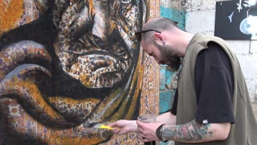 Nostaljik perde ve halıları sanat eserine dönüştürüyor