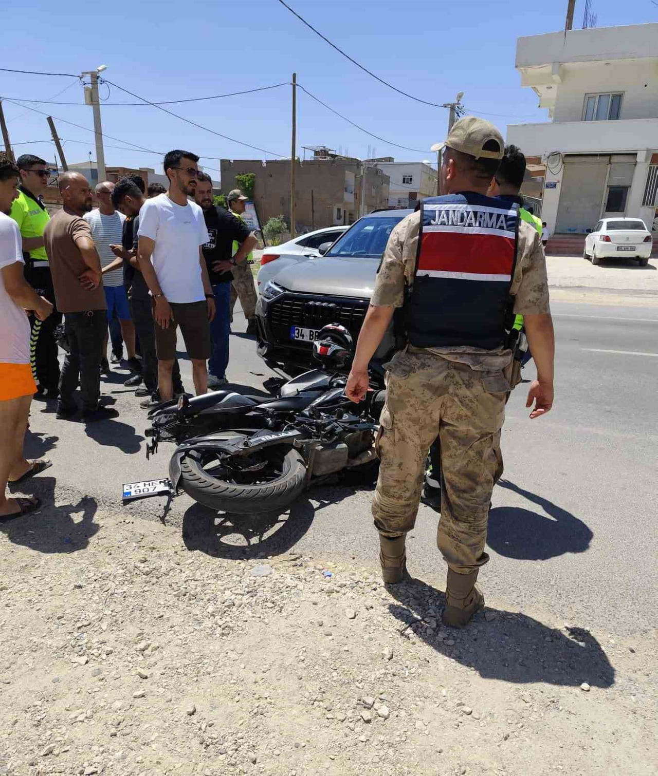 NUSAYBİN İLÇESİNDE OTOMOBİL İLE MOTOSİKLETİN ÇARPIŞMASI SONUCU 1 KİŞİ YARALANDI.