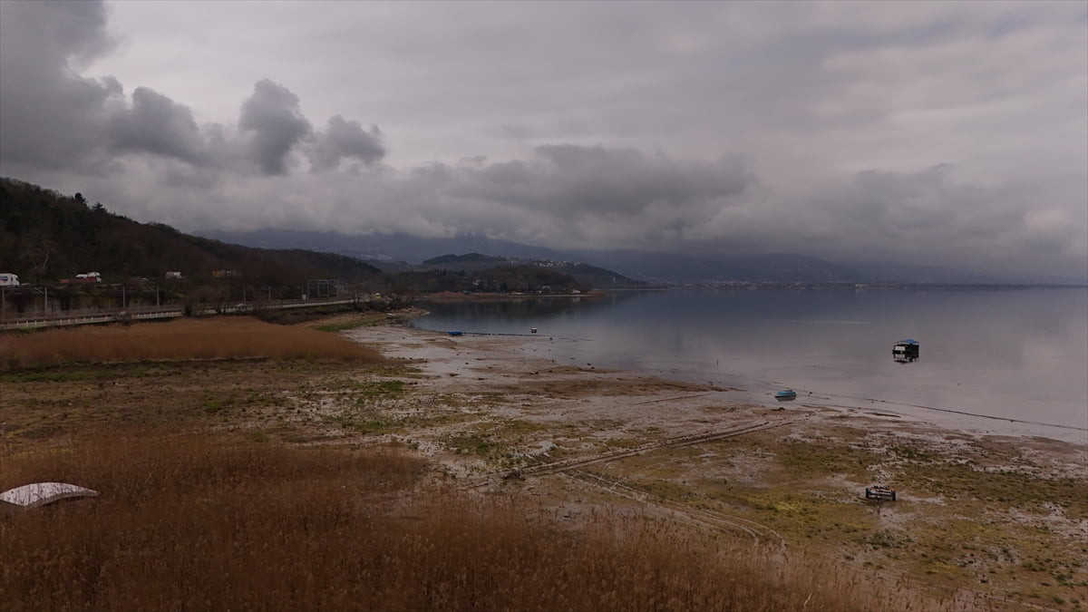 Ocak ayında 28,41 metreyle tarihinin en düşük seviyelerinden birini gören Sapanca Gölü'ndeki su...