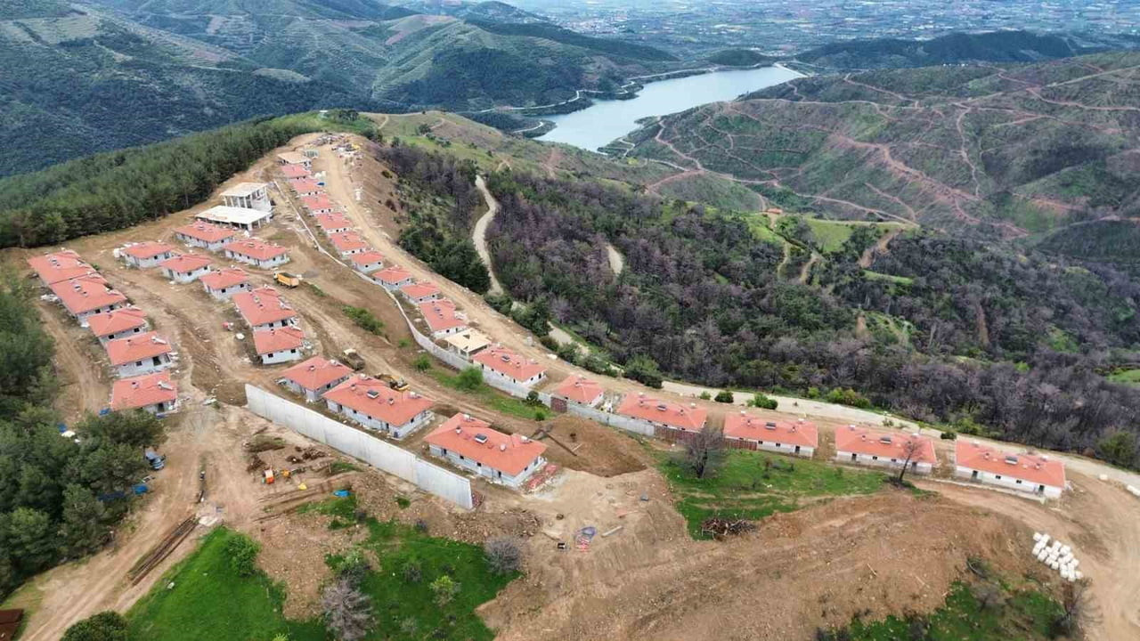 ÖDEMİŞ İLÇESİNDE GEÇEN YIL TEMMUZ AYINDA MEYDANA GELEN ORMAN YANGINLARINDA EVLERİ HASAR GÖREN...