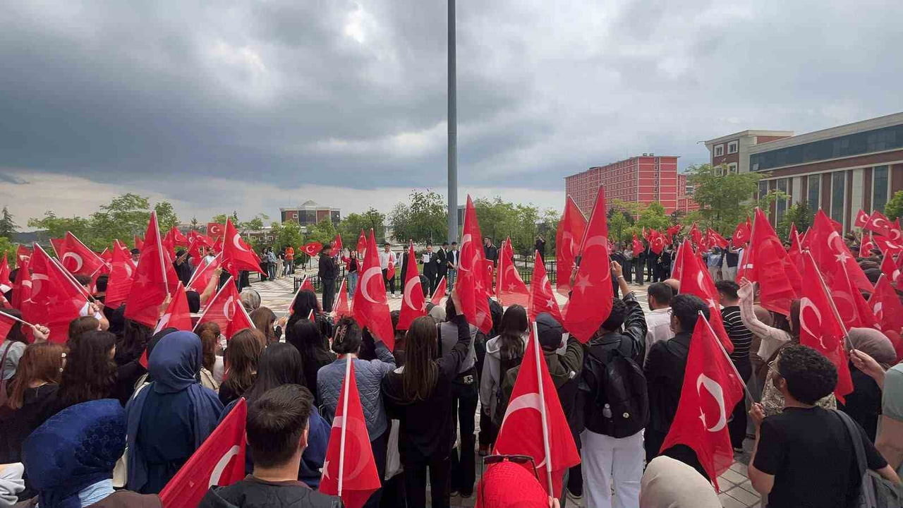 ODTÜ'DE TÜRK BAYRAĞINA YÖNELİK SALDIRIYA TEPKİ AMACIYLA BİLECİK'TE 350 KİŞİNİN KATILIMIYLA YÜRÜYÜŞ...