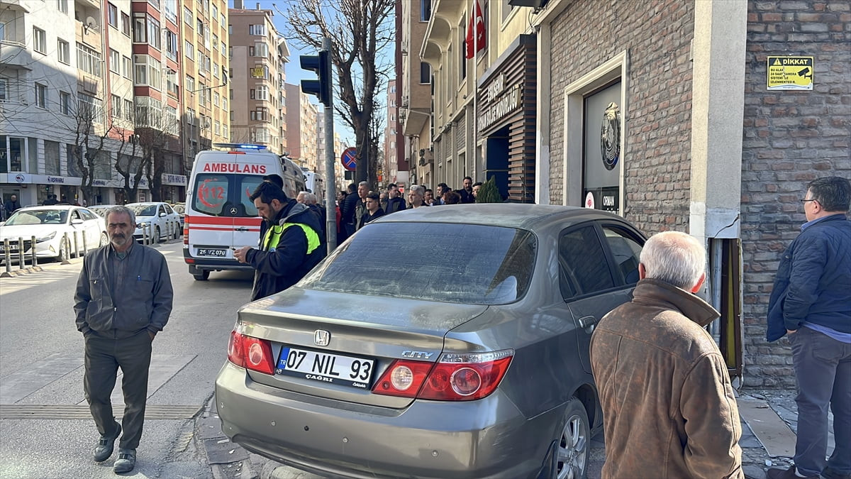Odunpazarı İlçesi'nde bir otomobilin başka bir otomobile çarptıktan sonra yayaların arasına...