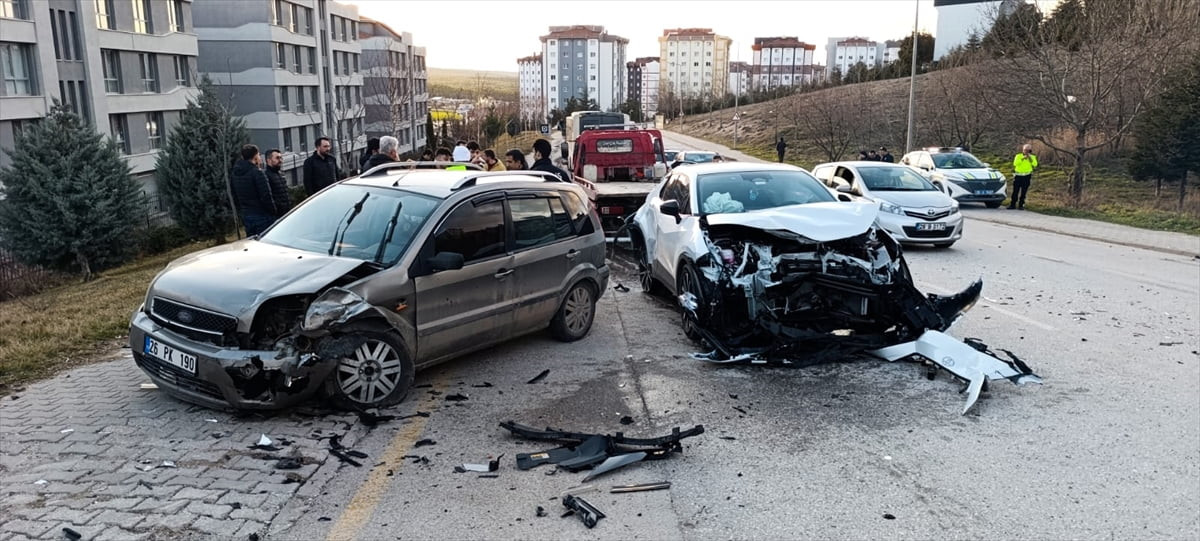 Odunpazarı ilçesinde, 1 belediye otobüsü ve 2 otomobilin karıştığı trafik kazasında 6 kişi...