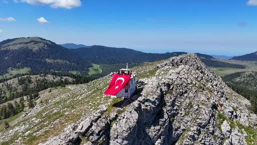 Off-road tutkunları bin 850 rakımda Türk bayrağı dalgalandırdı
