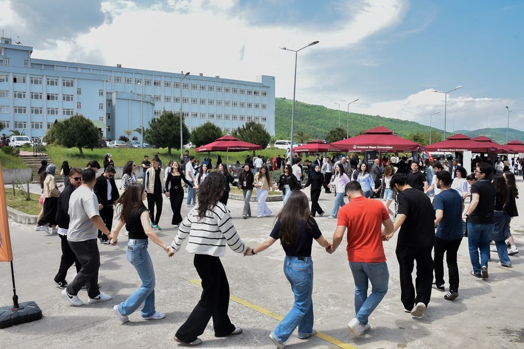 ÖĞRENCİLER HALAY ÇEKTİ.