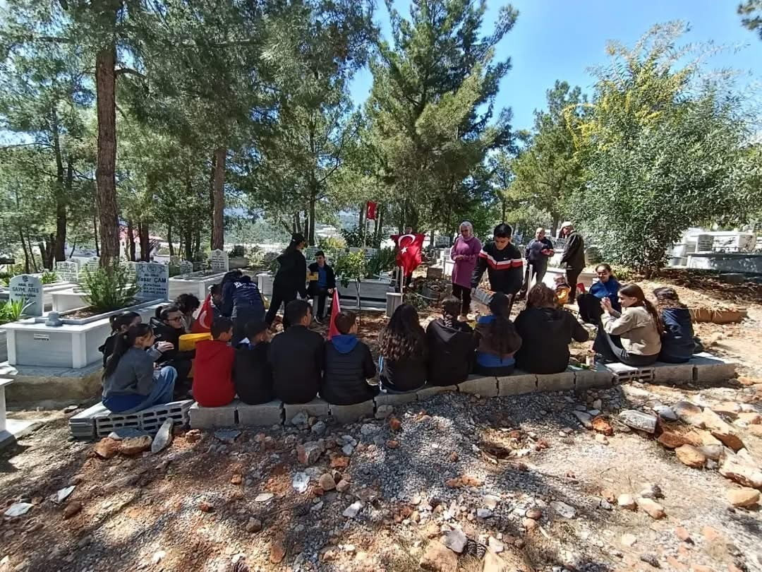 ÖĞRENCİLER, İLÇE ŞEHİTLERİNDEN POLİS MEMURU SEDAT YABALAK’IN KABRİNİ ZİYARET ETTİ.