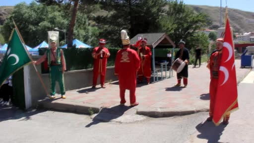 Öğrenciler okula güle oynaya veda etti
