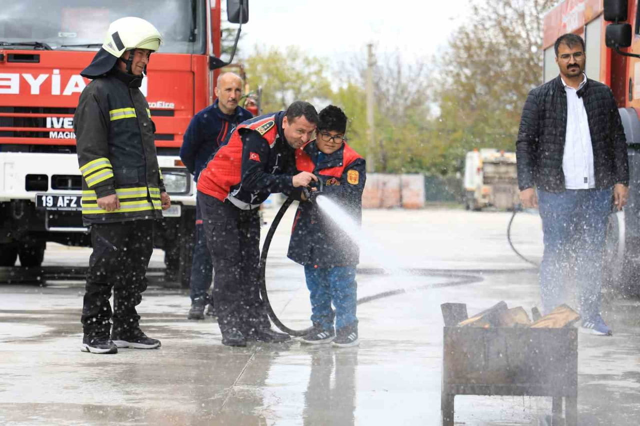 ÖĞRENCİLER, YANGIN SÖNDÜRME TATBİKATI YAPTI.