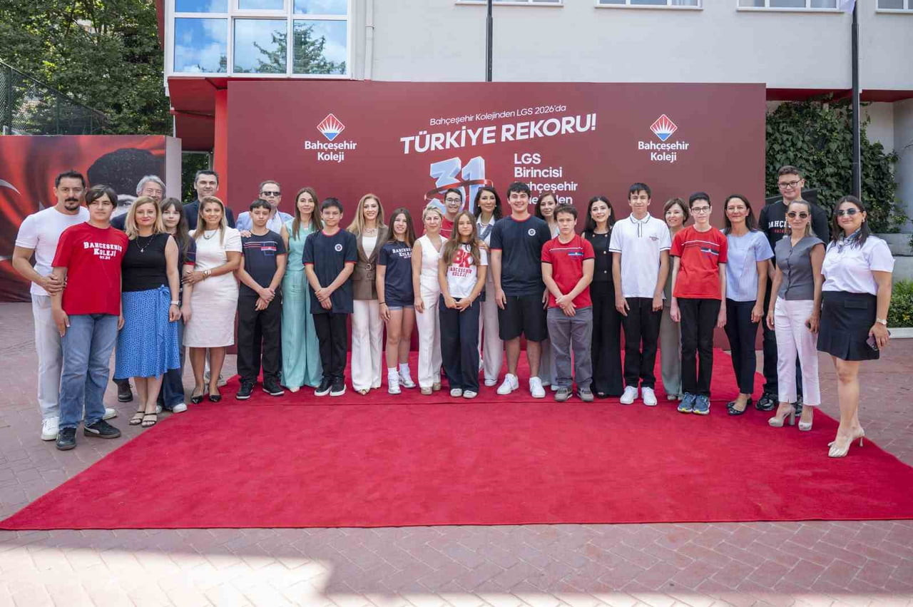 ÖĞRENCİLERDEN BAZILARI, BAHÇEŞEHİR KOLEJİ ETİLER KAMPÜSÜNDE BİR ARAYA GELDİ. HEYECAN VE...