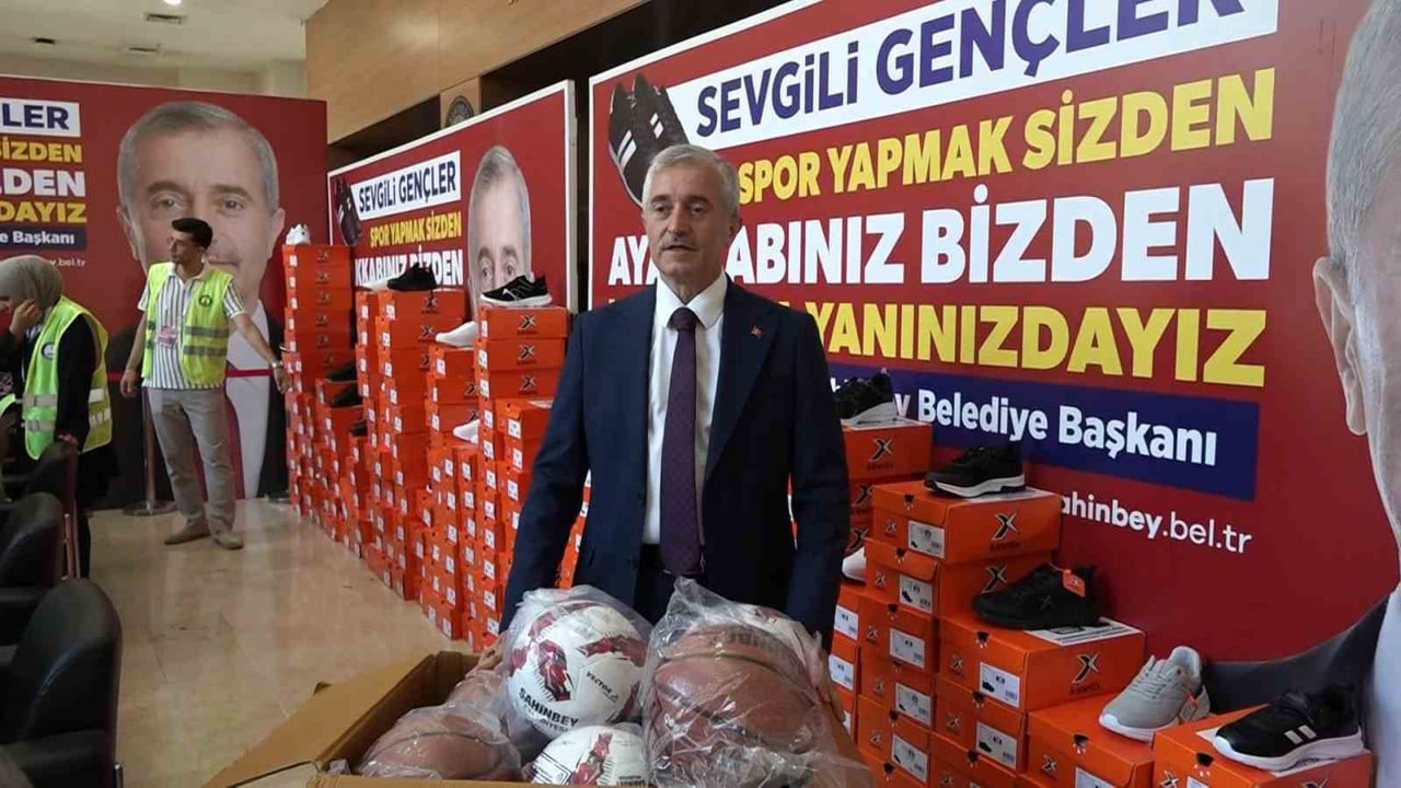 ÖĞRENCİLERE, 23 NOKTADA 19 BİN AYAKKABI DAĞITIMI GERÇEKLEŞTİRDİKLERİNİ SÖYLEYEN ŞAHİNBEY BELEDİYE...