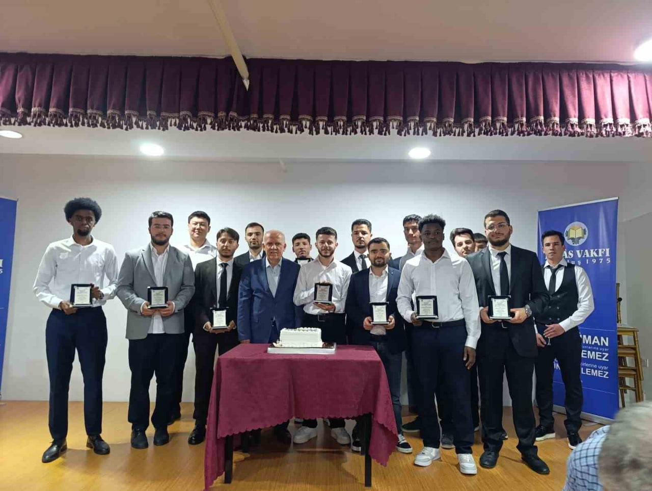 ÖĞRENCİLERE PLAKET TAKDİM EDİLDİ.