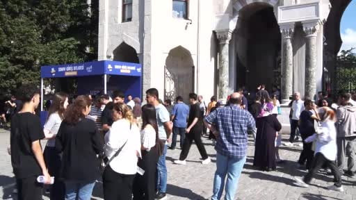 Öğrencilerin okul önlerinde YKS heyecanı