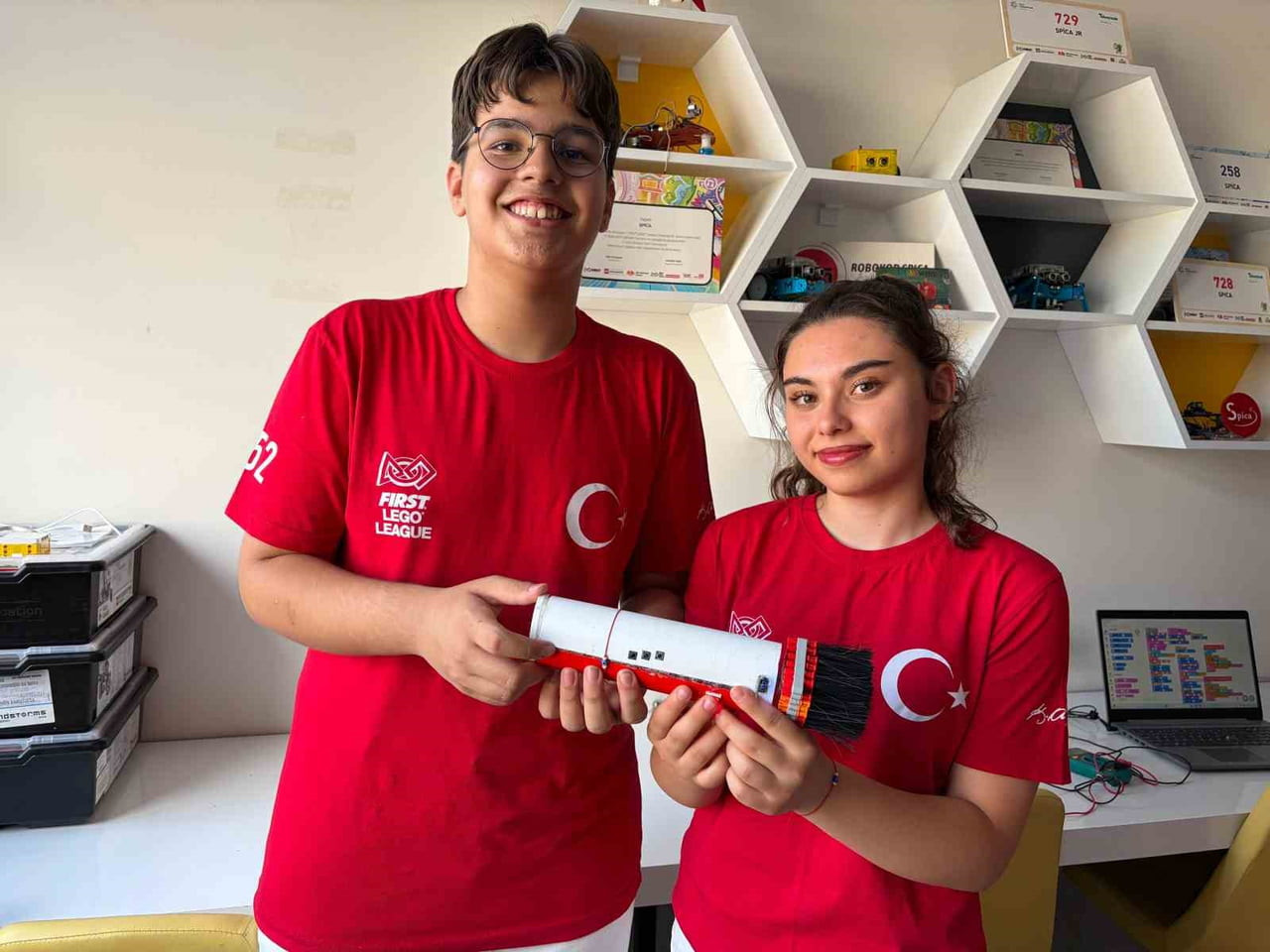 ÖĞRENCİLERİN ÜRETTİKLERİ ELEKTRİKLİ FIRÇA (SOLDAN SAĞA: ÖĞRENCİLER CAN DERELİ - DURU ELİF...