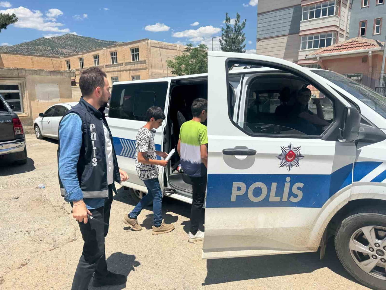 ÖĞRENCİLERİN YARDIMINA GÖREV BAŞINDAKİ POLİS EKİPLERİ YETİŞTİ.