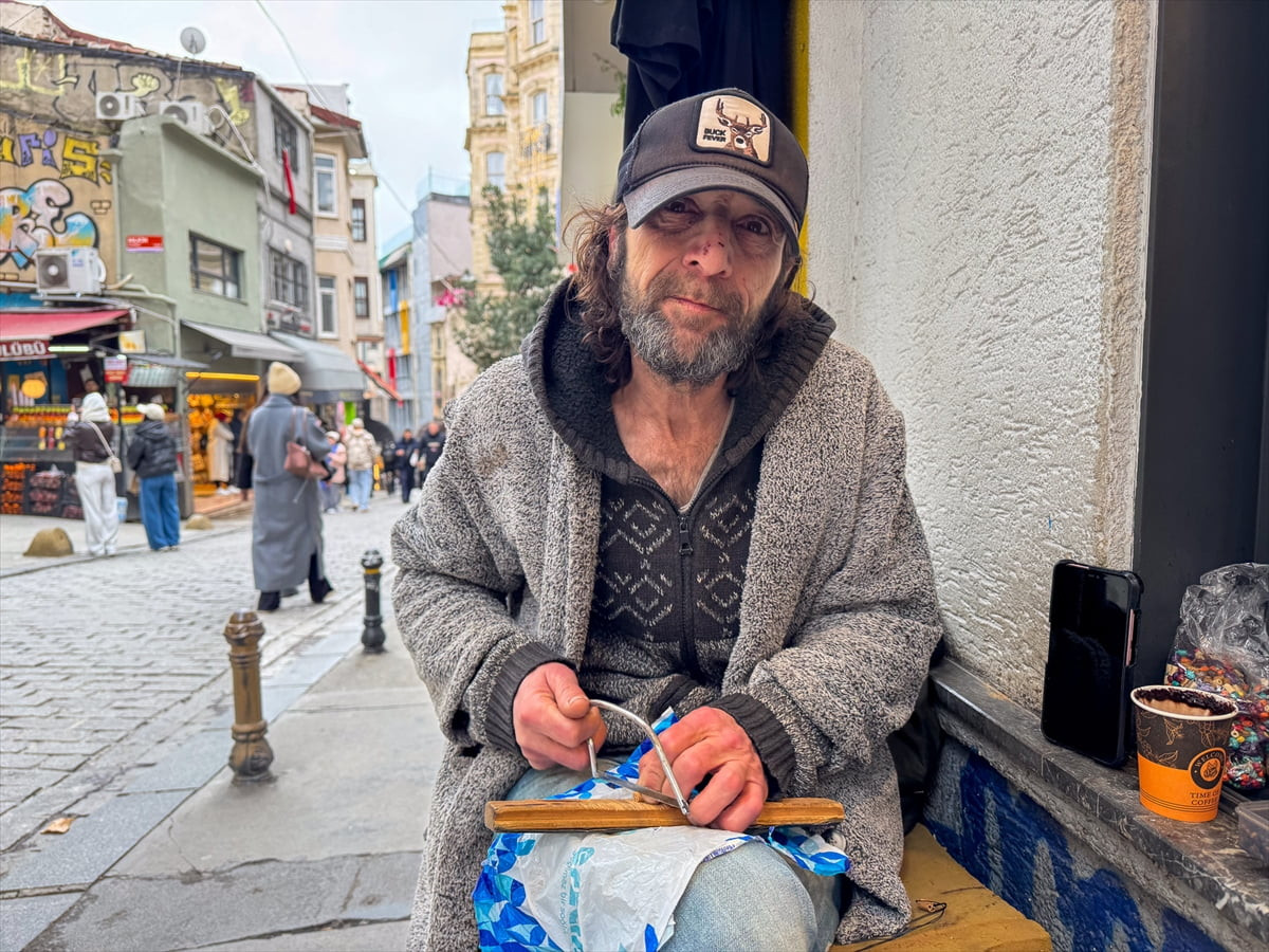 Öğrencilik yıllarında geçimini sağlamak için tarçın kabuklarından kolye, bileklik, küpe ve tespih...