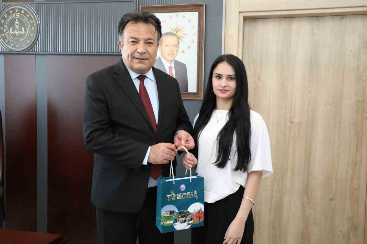 ÖĞRENCİSİ SILA KARATAŞ VE OKUL MÜDÜRÜ