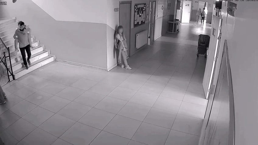 ÖĞRENCİSİNİ TEKERLEKLİ SANDALYESİNDEN SIRTINA ALAN AKGÜNEŞ, MERDİVENLERDEN GÜVENLİ ŞEKİLDE AŞAĞI...