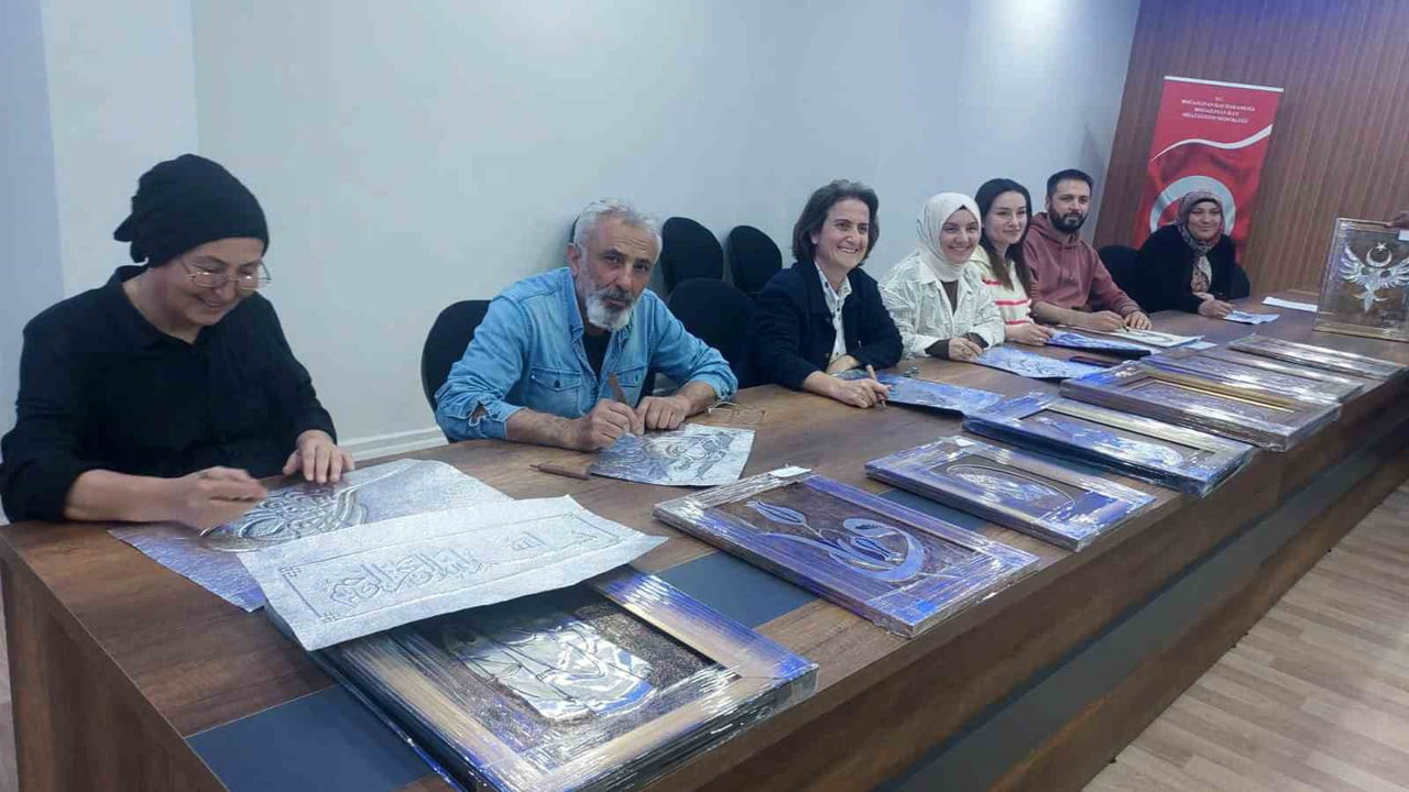 ÖĞRETMENLER, GÜNÜN YORGUNLUĞUNU ATMAK VE DEŞARJ OLMAK AMACIYLA BAŞLADIKLARI RÖLYEF KURSUNDA...