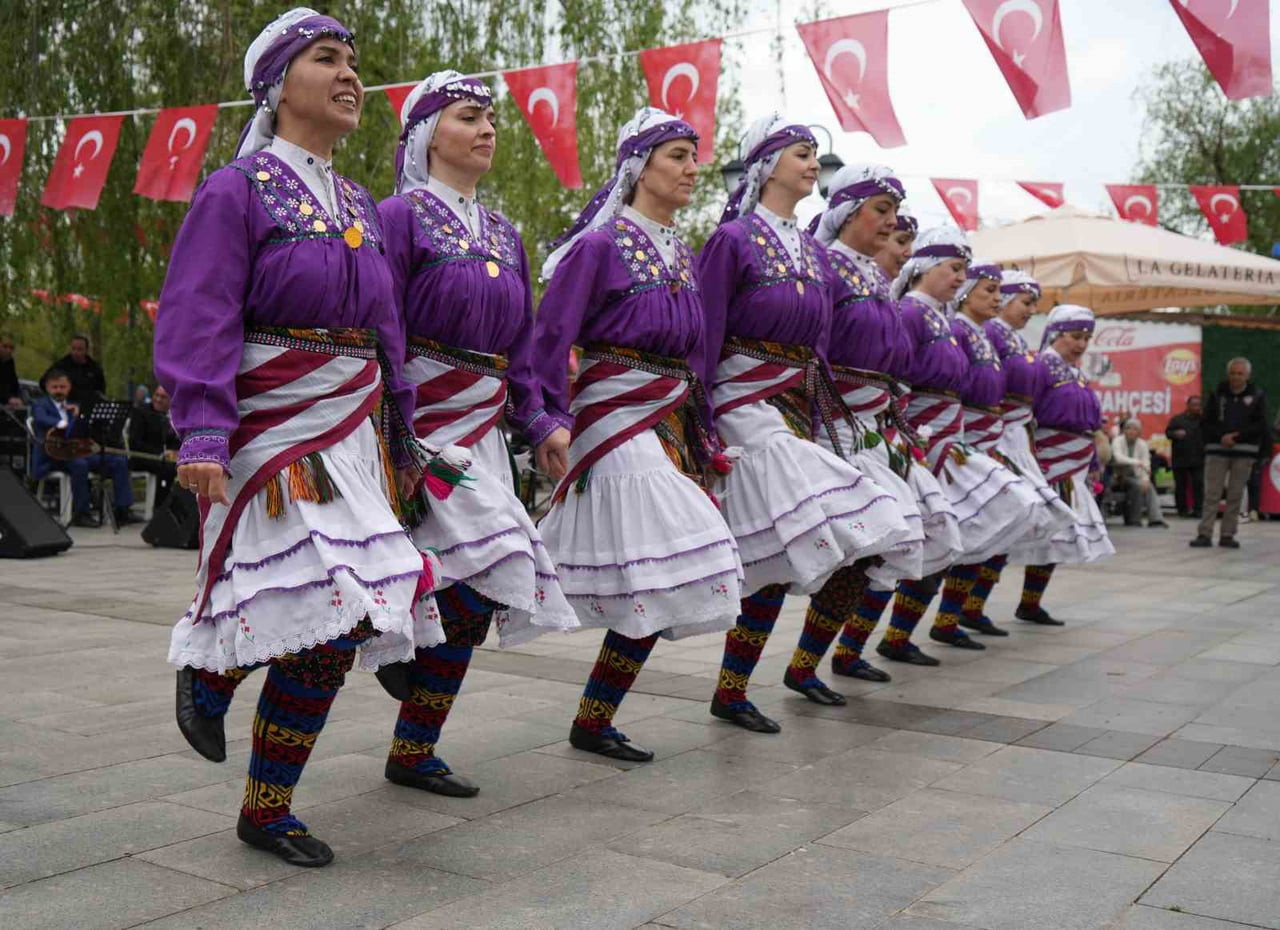 ÖĞRETMENLERDEN OLUŞAN HALK OYUNLARI EKİBİNİN GÖSTERİSİ