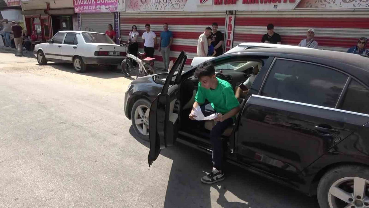 OKUL KAPISININ KAPANMASINA 1 DAKİKA KALA SINAV MERKEZİNE OTOMOBİLİYLE GELEN BİR GENÇ, HEYECANDAN...