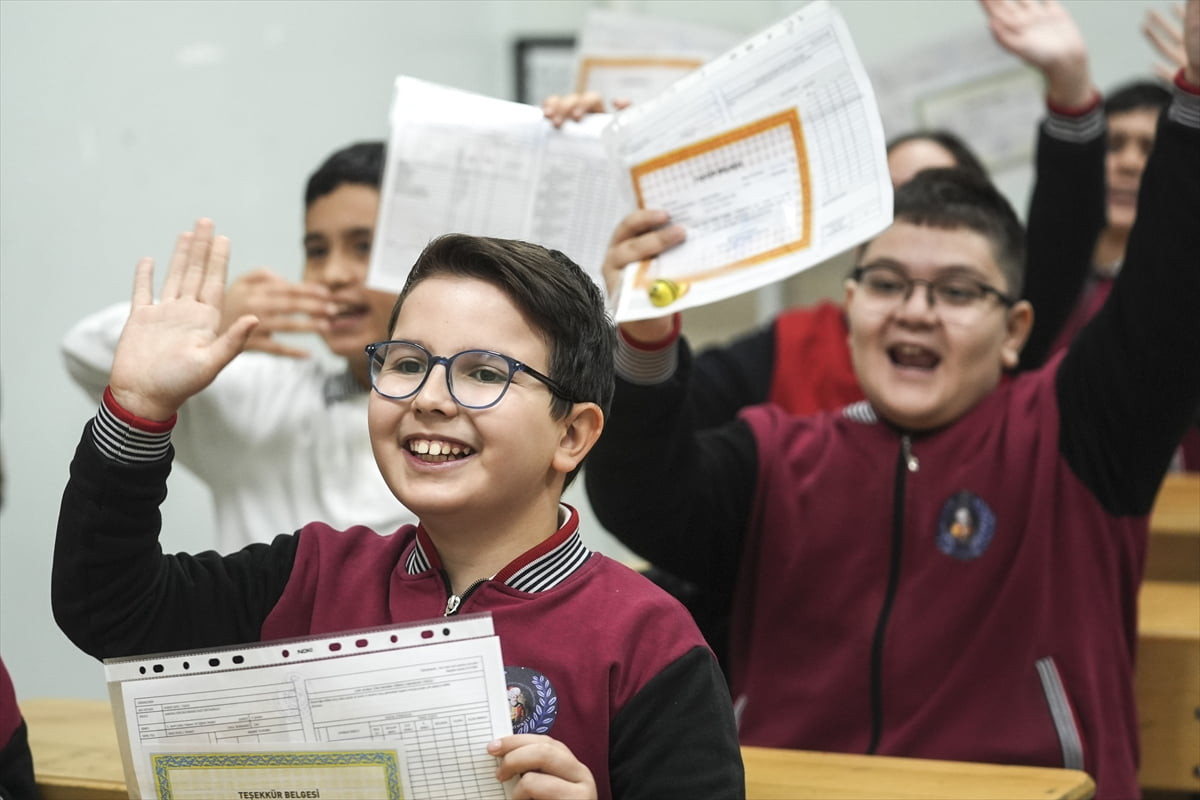 Okul öncesi, ilkokul, ortaokul ve liselerde okuyan yaklaşık 18 milyon öğrenci, karnesini alarak...