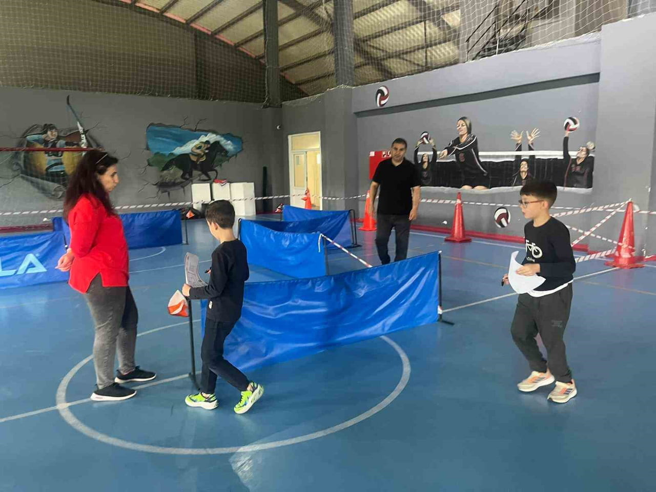 OKUL SPOR SALONUNDA LABİRENT ŞEKLİNDE ÖZEL OLARAK HAZIRLANAN YAPAY PARKUR