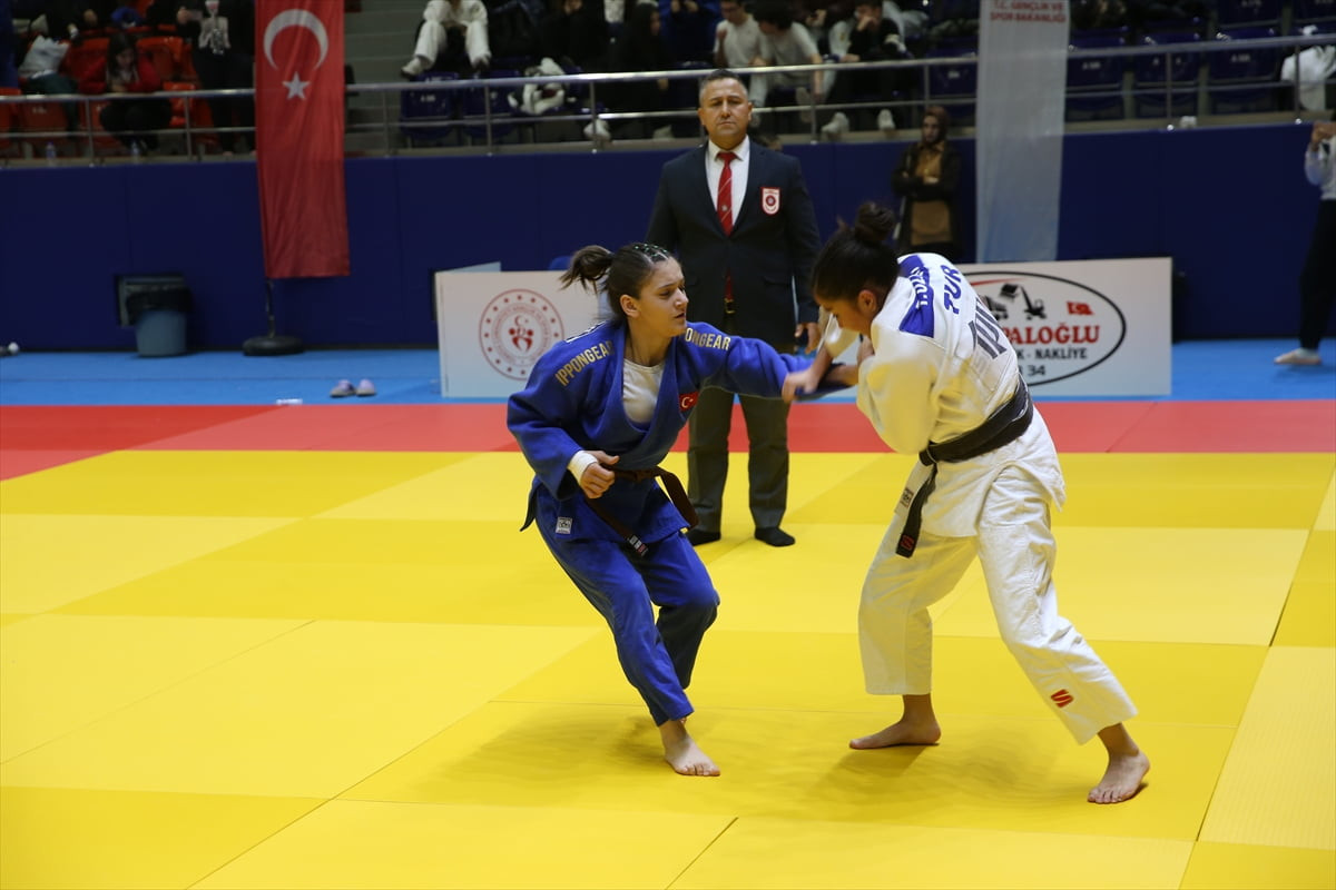 Okul Sporları Judo Gençler Türkiye Birinciliği Müsabakaları Ordu'da başladı. Altınordu ilçesindeki...