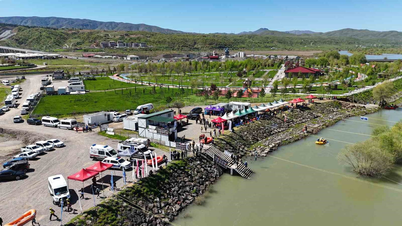 OKUL SPORLARI RAFTİNG TÜRKİYE ŞAMPİYONASI KAPSAMINDA BİNGÖL'DE DÜZENLENEN ORGANİZASYON, 10 İLDEN...