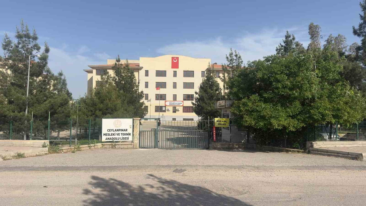 OKULDA TOP OYNAYAN 14 YAŞINDAKİ 9'UNCU SINIF ÖĞRENCİSİ GEÇİRDİĞİ KALP KRİZİ SONUCU HAYATINI...