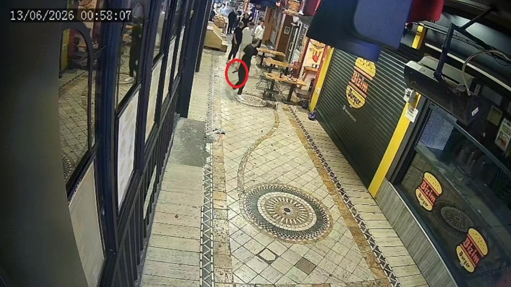 OLAY ANINA AİT ORTAYA ÇIKAN YENİ GÜVENLİK KAMERASI GÖRÜNTÜLERİNDE, ŞÜPHELİLERİN YOLUNU KESTİKLERİ...