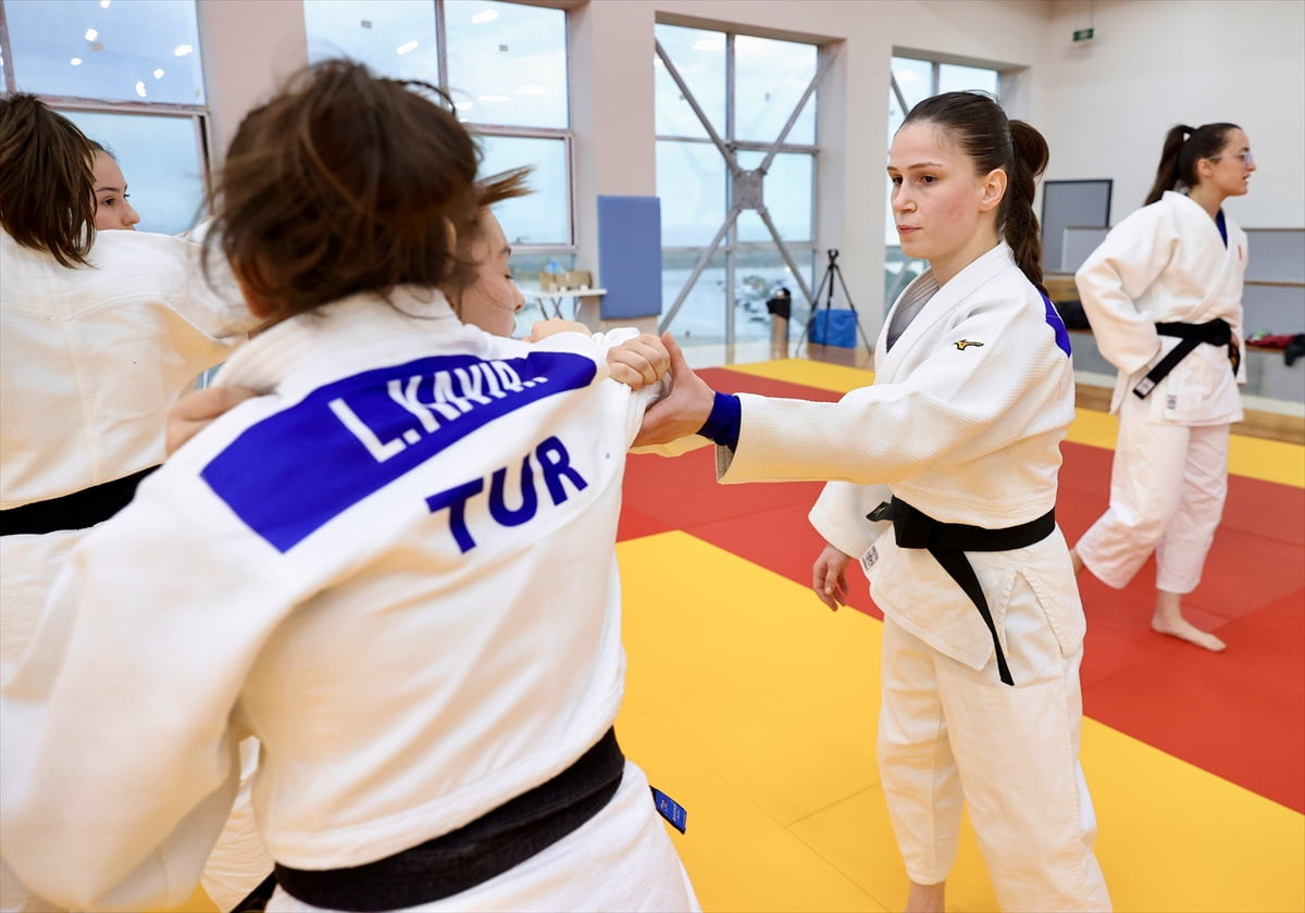 Olimpik judocu Gülkader Şentürk, 9 yaşındayken kendisini judoya başlatan teknik direktör Mustafa...