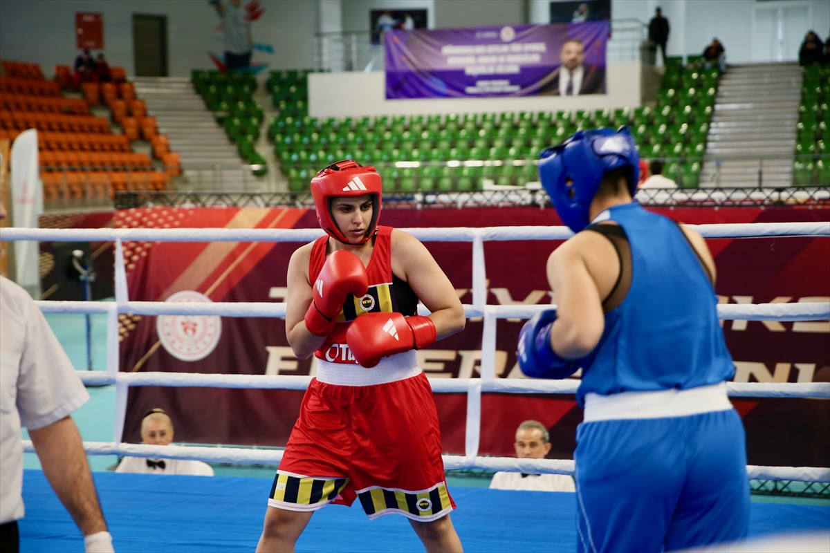 Olimpiyat, dünya ve Avrupa şampiyonlukları bulunan milli boksör Busenaz Sürmeneli (kırmızı forma)...