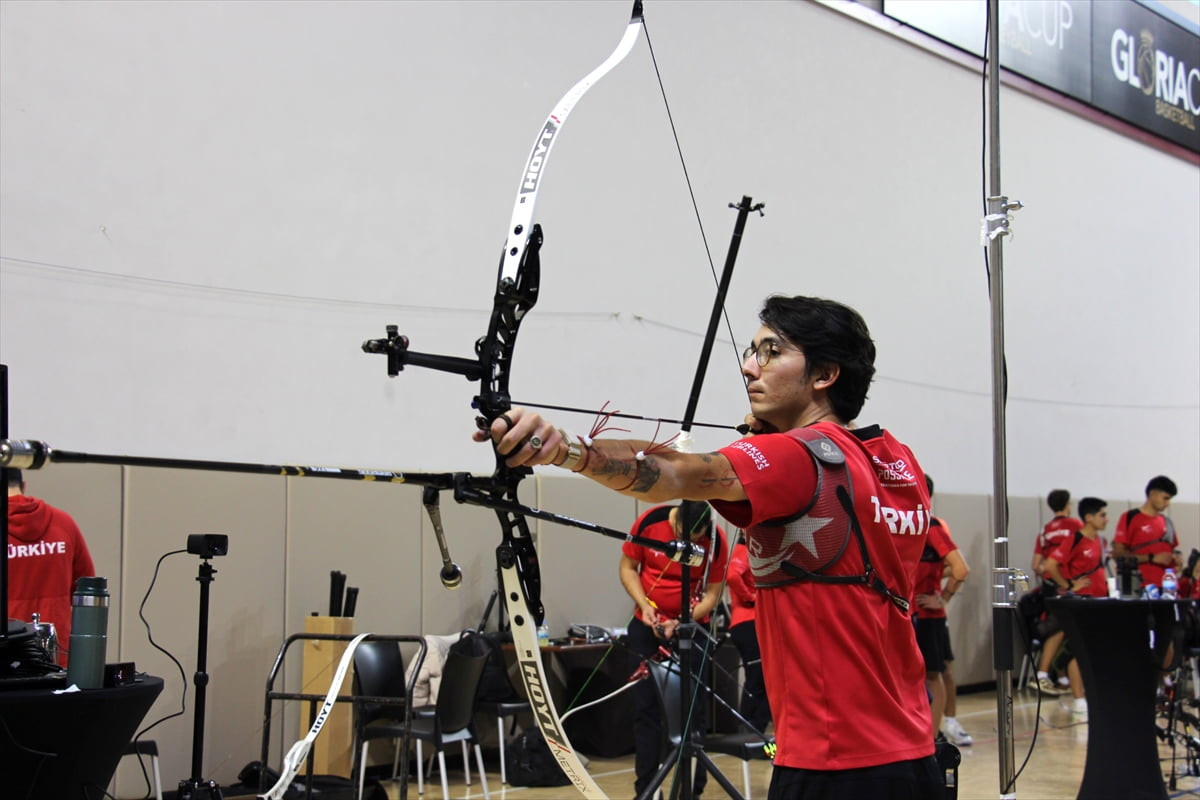 Olimpiyat, dünya ve Avrupa şampiyonu milli okçu Mete Gazoz, milli takım ile Antalya'nın Serik...