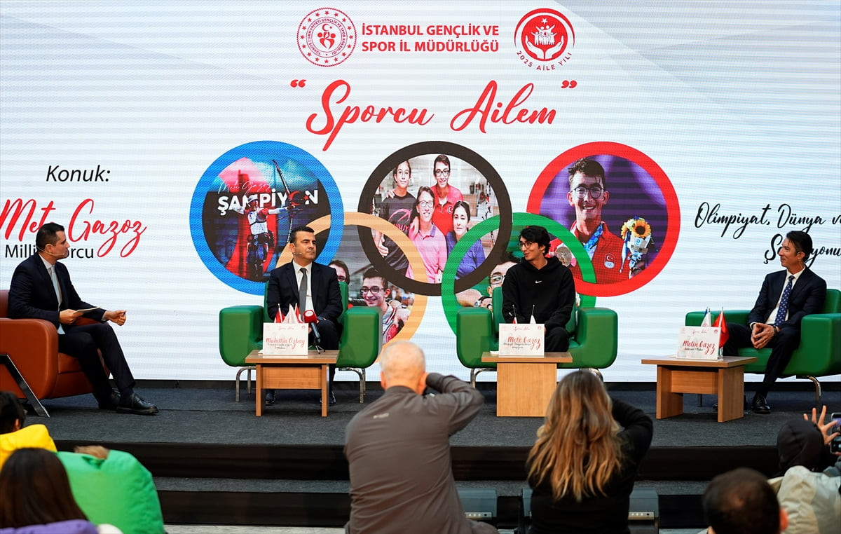 Olimpiyat, dünya ve Avrupa şampiyonu milli okçu Mete Gazoz (sağ 2), İstanbul Gençlik ve Spor İl...