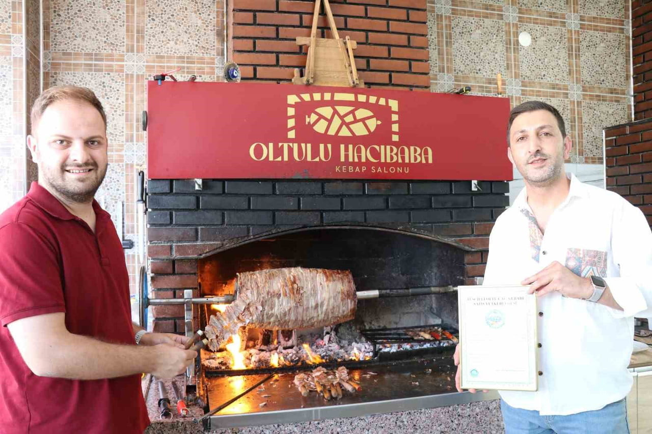 OLTU CAĞ KEBABI DENETİM KOMİSYONU ÜYESİ KADİR PARLAK (SAĞDA) AÇIKLAMA YAPTI