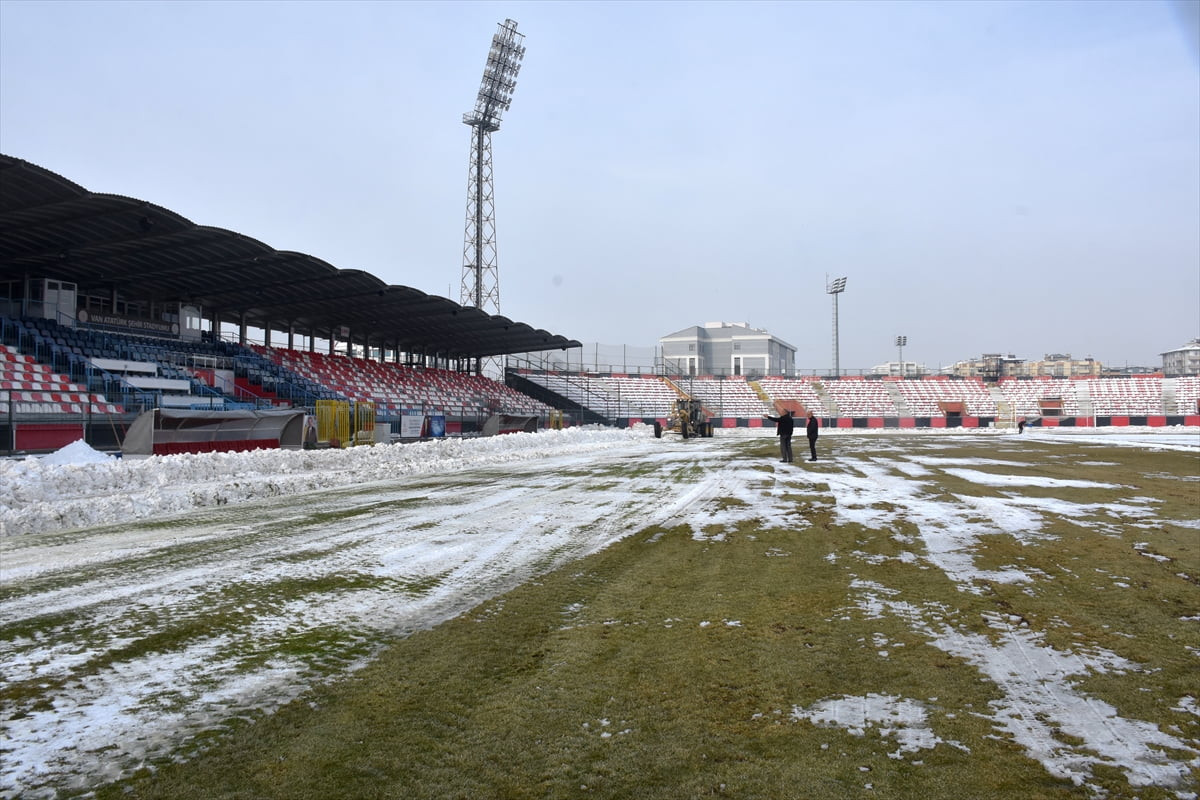 Olumsuz hava koşullarının etkili olduğu Van'da Atatürk Stadyumu'nda biriken kar, kamyonlarla il...