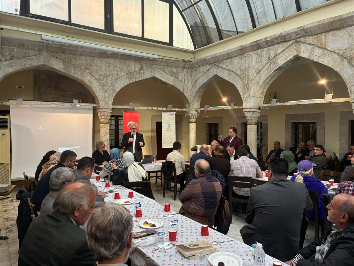 Ömrünü edebiyata, düşünceye ve genç kuşakların yetişmesine adayan yazar Recep Seyhan İstanbul'da...