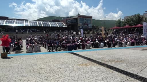 OMÜ İlahiyat Fakültesi'nde 320 öğrencinin mezuniyet heyecanı