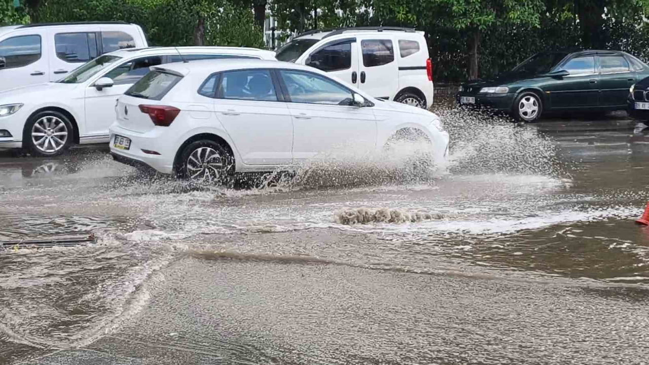 ON DAKİKA YAĞDI, YOLLAR GÖLE DÖNDÜ