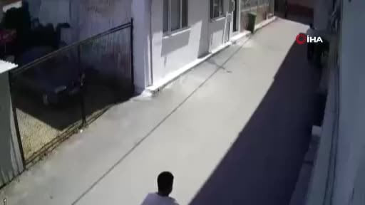 Önce ateş açtı, sonra kurşunların hedefi oldu... Silahlı çatışma kamerada