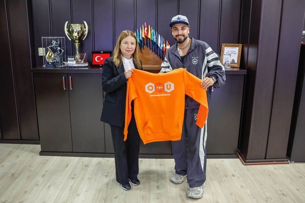 ONDOKUZ MAYIS ÜNİVERSİTESİ (OMÜ) REKTÖRÜ PROF. DR. FATMA AYDIN, SEFO'YA HEDİYE TAKDİM ETTİ