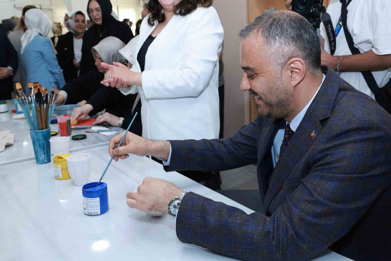 ONİKİŞUBAT BELEDİYESİ KADIN EMEĞİ SERAMİK ATÖLYESİ’NİN DÖNEM SONU SERGİ DÜZENLENEN PROGRAMLA...