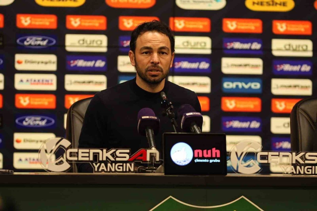 ONUK ETTİĞİ BAŞAKŞEHİR MAÇINDA TAKIMI GOLSÜZ BERABERE KALAN KOCAELİSPOR TEKNİK DİREKTÖRÜ SELÇUK...