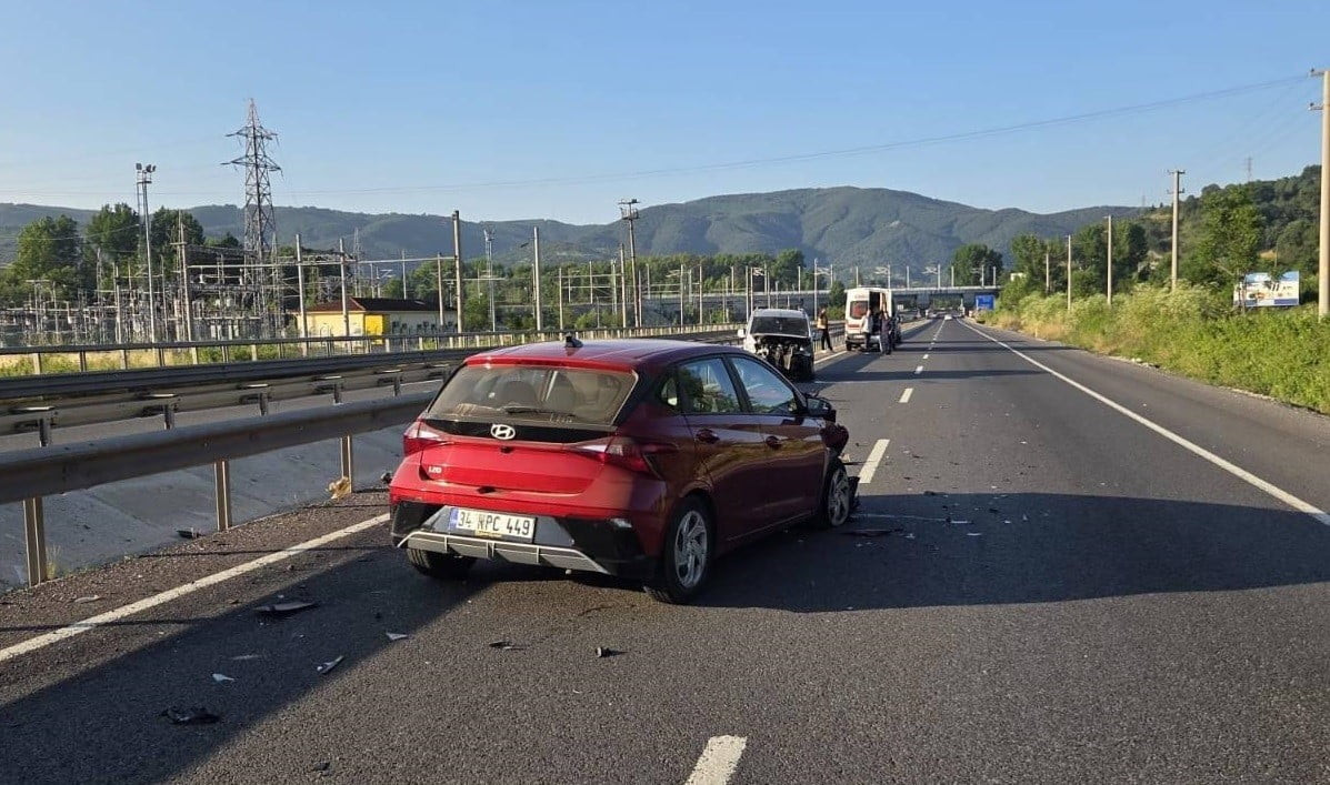 ÖNÜNDE SEYREDEN OTOMOBİLE ARKADAN ÇARPTI, KAZADA 1 KİŞİ YARALANDI