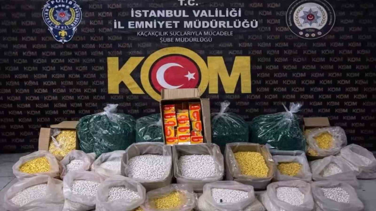 OPERASYONDA 1,5 MİLYON SAHTE HAP İLE YAKLAŞIK 10 MİLYON SAHTE HAP ÜRETİMİNE YETECEK MİKTARDA HAM...
