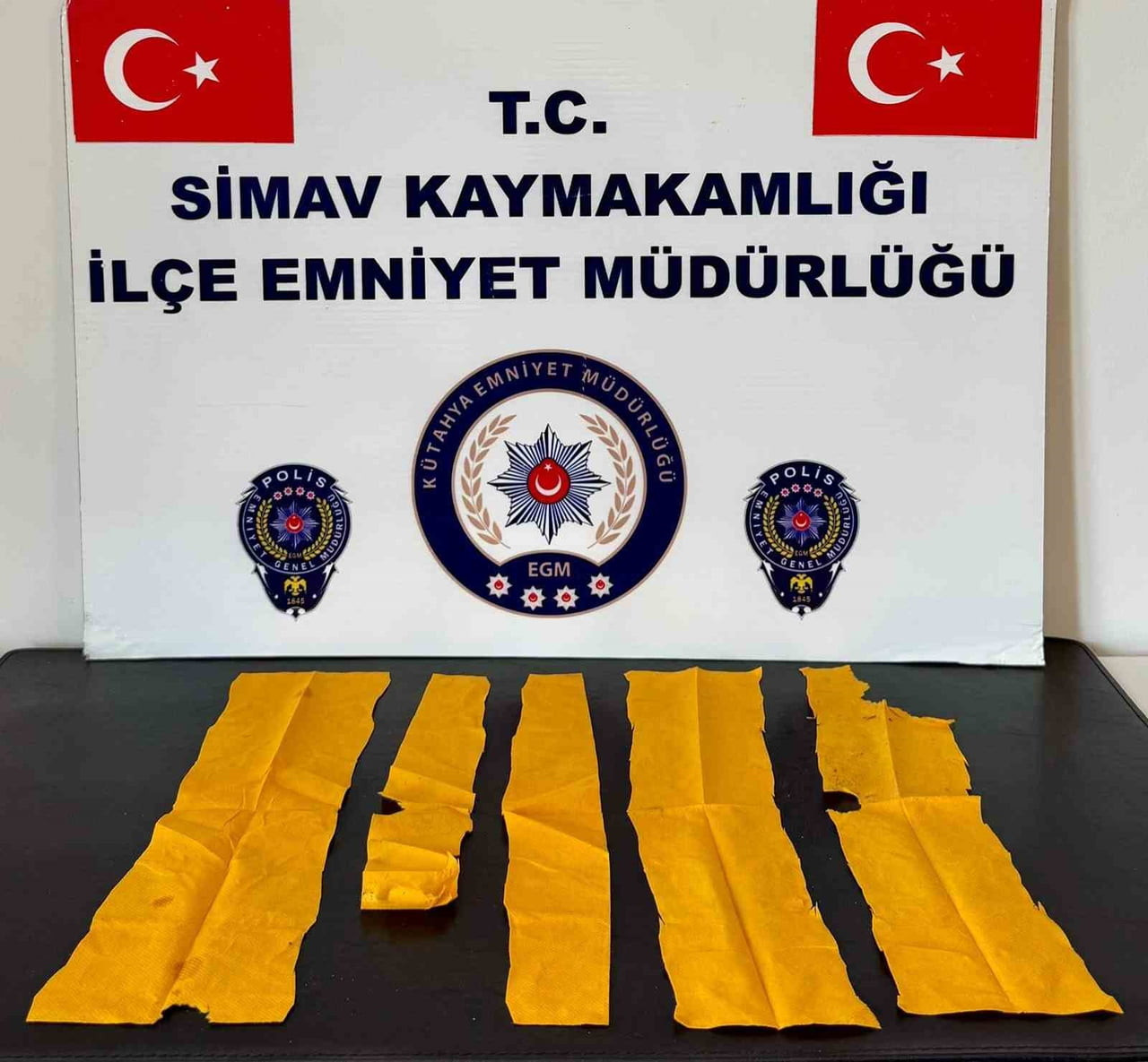 OPERASYONDA, 5 PARÇA HALİNDE TOPLAM 6 BİN 360 İÇİMLİK KANNABİNOİD (BONZAİ) EMDİRİLMİŞ PEÇETE ELE...