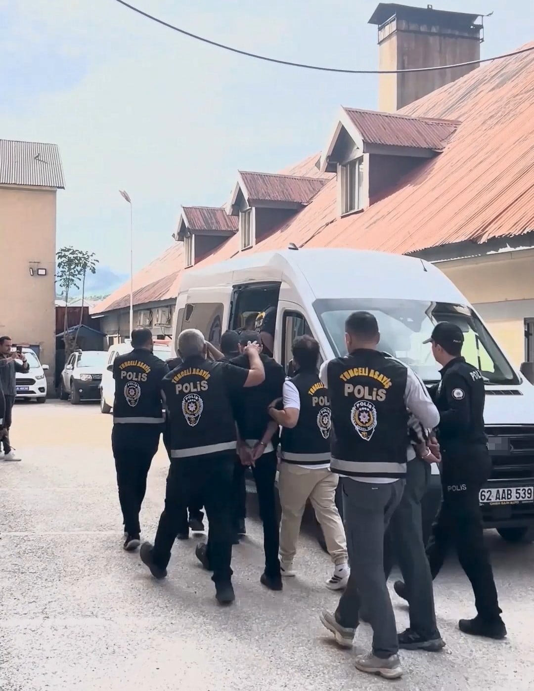 OPERASYONDA 8 ŞÜPHELİ YAKALANARAK GÖZALTINA ALINDI.